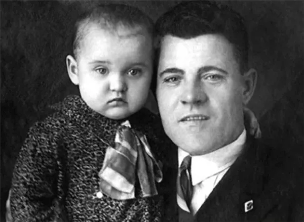 Людмила Гурченко в детстве с отцом