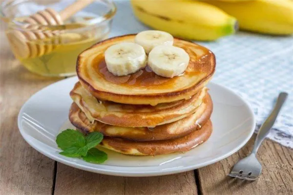 Пышные банановые панкейки на молоке - рецепты