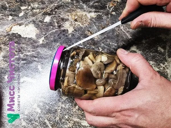 удалить засохшую карамель с поверхности кастрюли или сковороды