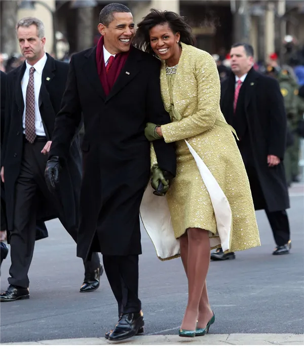Барак и Мишель Обама направляются к Белому дому перед началом церемонии, январь 2009 г.