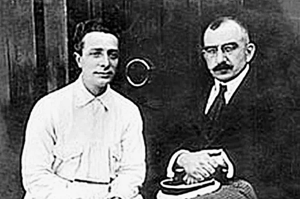Борис Збарский и Владимир Воробьёв (справа), 1920-е гг.