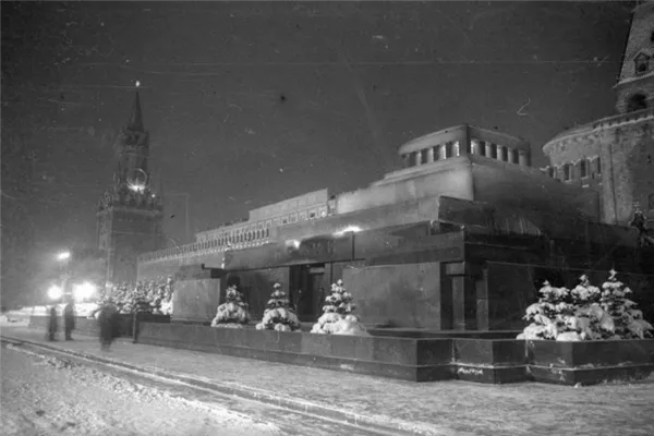 Мавзолей и Спасская башня зимней ночью, 1938 год