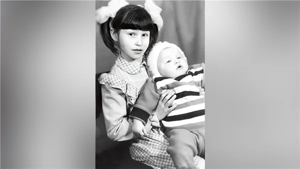 Светлана Камынина в детстве с братом