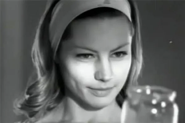 Алена Бабенко в молодости (кадр из фильма «Как я провела лето»)