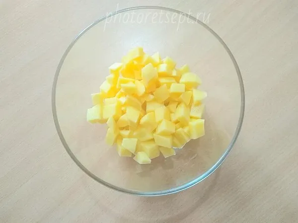 картофель кубиками нарезать