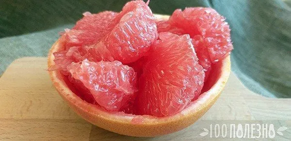 очищенные дольки грейпфрута в половинке кожуры