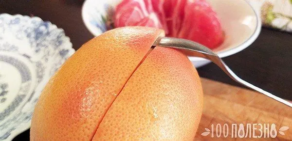 разделение грейпфрута на половинки ложкой