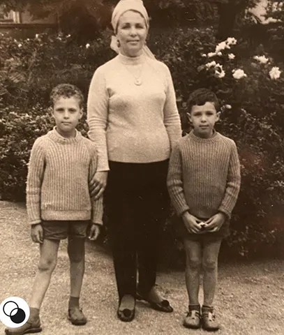 С мамой и братом в детстве
