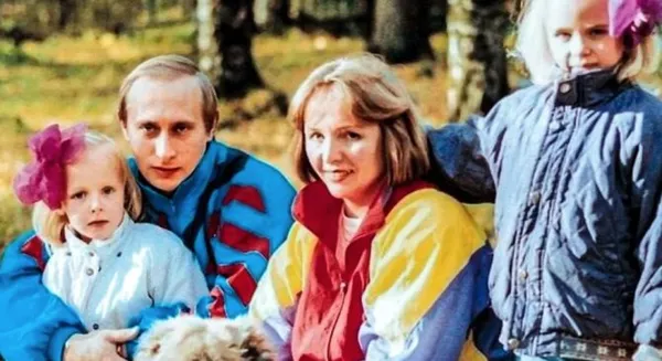 Владимир Путин с женой Людмилой и дочерьми