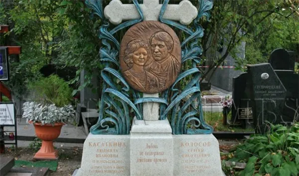 Могила Людмилы Касаткиной на Новодевичьем кладбище
