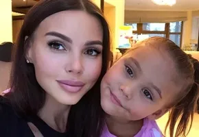 Поклонники обсуждают шорты Самойловой и яркий макияж ее дочери на линейке 1 сентября