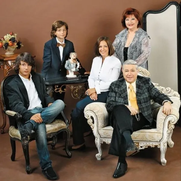 Петросян с Еленой Степаненко, дочкой Викториной и двумя внуками