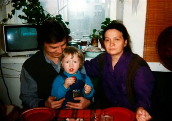 Наталья Рычагова и Алексей Инжеватов с внуком Сергеем. Источник фото: www.divo.best