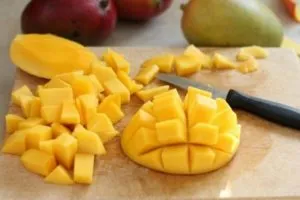 Очистить манго в виде кубиков