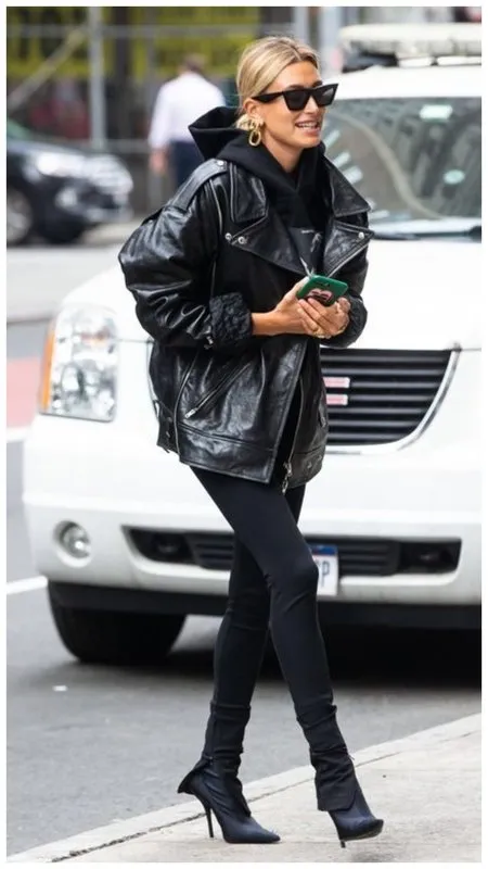 Хейли Бибер в черной модной косухе