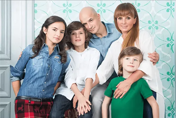 Егор Дружинин с женой и детьми